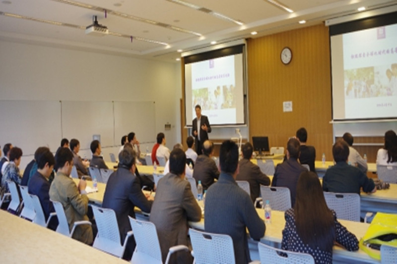 4月19日上午，第47期高校中青班赴上海高校调研团到上海纽约大学考察学习。上海纽约大学校长俞立中做了“积极探索全球化时代的高等教育创新”的报告，对上海纽约大学的办学历史、办学特色和人才培养等方面做了详细而深入的介绍。