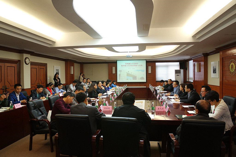 4月２２日上午，第47期高校中青班赴四川调研团全体学员，到成都大学开展了主题为“地方院校如何服务地方经济社会发展”的考察调研活动。成都大学校长王清远、副校长彭晓琳，学校办公室、发展规划处等有关职能部门负责人参加了座谈会。