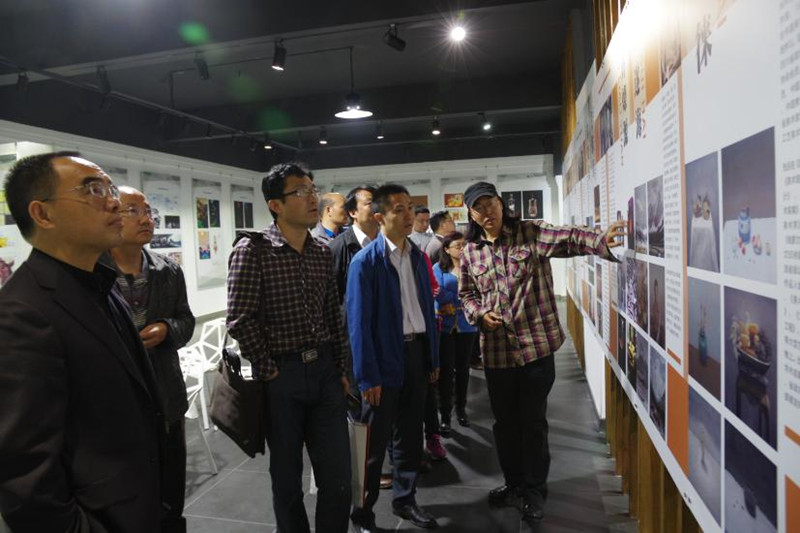 学员们参观考察了美术与影视学院、学生事务服务大厅。学员一边实地考察、一边与相关负责人交流沟通，深入了解了相关机构的运行机制，以及其在校城融合、服务地方经济社会发展中的主要做法和经验。（文字：张鲲鹏，摄影：韩宝志、张鲲鹏）