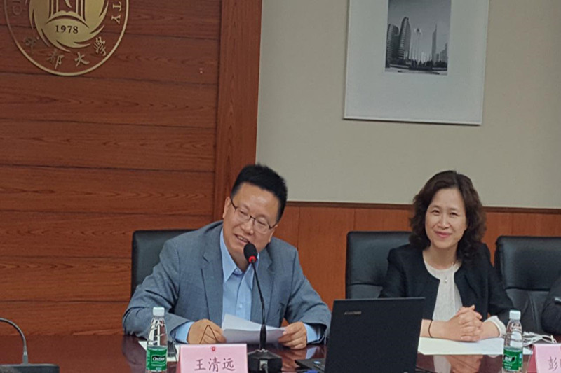 王清远校长从“构建大专业平台实践，对接成都支柱产业”、“政校互动，与政府各职能部门对接”、“对接成都游戏动漫产业”、“助推城市国际化进程，丰富城市国际化内涵”、“产教融合，推进成果转化”、“以专业优势支撑地方急需人才培训需求”、“建箐蓉学院，对接成都‘创业天府’行动计划”等七个方面介绍了校城融合发展的主要做法、措施与成效。