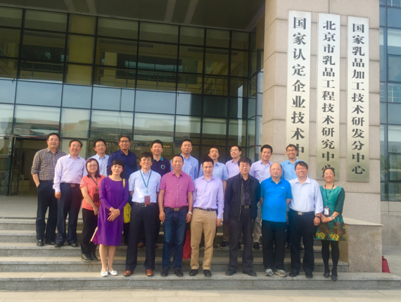 4月25日下午，在六班学员、中国农业大学校友会秘书长周旭峰老师的联系安排下，第47期高校中青六班全体学员集体考察了北京三元食品股份有限公司大兴瀛海工业园区。