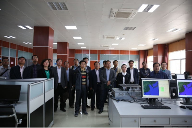 4月20日上午,第47期高校中青班赴陕西调研团到西安电子科技大学开展学习调研。座谈会上,西安电子科技大学副校长杨银堂介绍了学校改革发展的整体情况、主要思路和举措;发展规划处就“一流大学、一流学科”建设情况作了专题报告;科学研究院就协调创新中心建设情况做了全面介绍。双方就如何建设一流学科、引进和培养并重加强师资队伍建设、协调创新体制机制探索等进行了交流和探讨。 4月20日上午,第47期高校中青班赴陕西调研团到西安电子科技大学开展学习调研。座谈会上,西安电子科技大学副校长杨银堂介绍了学校改革发展的整体情况、主要思路和举措;发展规划处就“一流大学、一流学科”建设情况作了专题报告;科学研究院就协调创新中心建设情况做了全面介绍。双方就如何建设一流学科、引进和培养并重加强师资队伍建设、协调创新体制机制探索等进行了交流和探讨。