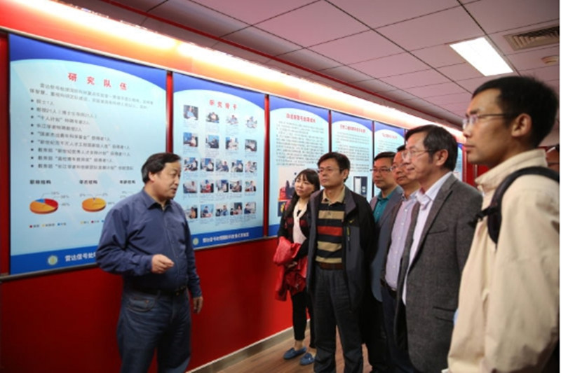 座谈会后,学员们参观了信息感知协同创新中心、天线与微波技术国家重点实验室、雷达信号处理国家重点实验室,实地了解了相关领域的技术创新前沿、协同创新中心和实验室的管理体制机制等。
座谈会后,学员们参观了信息感知协同创新中心、天线与微波技术国家重点实验室、雷达信号处理国家重点实验室,实地了解了相关领域的技术创新前沿、协同创新中心和实验室的管理体制机制等。