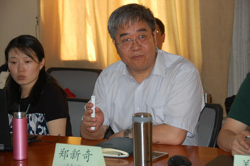 第一组由院长书记组成，他们分享了“高校二级学院管理故事”，郑新奇、樊娟、马旭、向绪言四位同学分别就“一个专业调整引发的案例”、“书记院长的那些事”，讲述了学院在专业调整、学科发展、院长书记的关系及角色定位等各项工作中碰到的问题和困难，以及解决这些难题所需要的管理智慧和经验。