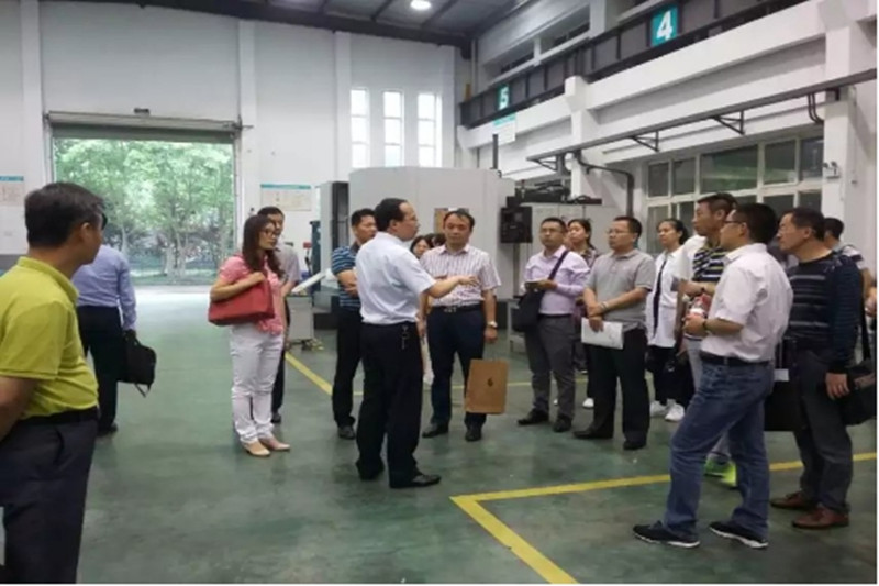 浙江、上海的高等职业教育的改革发展与区域经济发展相互促进、共同成长，成为全国职业院校发展的示范区域，多项国家级教育改革试点项目也落户于此。本次调研以“‘调结构 重合作 抓内涵 提质量 强服务’，促进区域经济发展”为主题，以“学校的经济环境、政策环境、发展现状”为重点，以“学校特色与亮点”为主要关注，对八所院校在高等职业教育结构调整、产教融合、内涵建设、质量提升、社会服务等方面进行了深入调研。