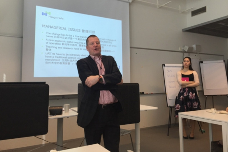 副校长Teemu Kokko 博士围绕“芬兰应用科学大学的合并分析——以Haaga-Helia为例：转型中的管理”主题作了专题报告。在报告中，Teemu Kokko 博士描述了两校合并的出发点、未来愿景，分析了两校合并后带来的管理变化以及合并带来的好处和挑战。学员还就产学研合作、职称评定等问题与Teemu Kokko 博士进行了互动交流。（李永贤）