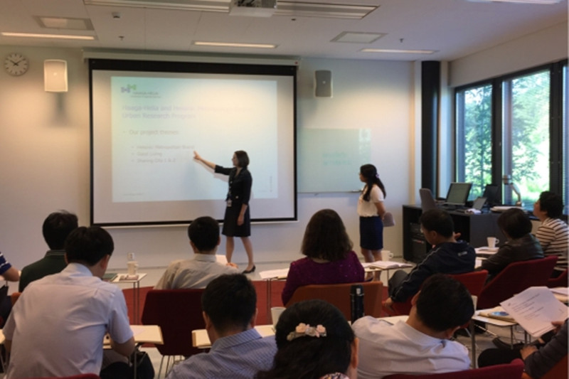 学校创新部主管Jatta Jussila-Suokas博士，围绕“应用科学大学在区域发展中的角色”主题作了专题报告。她介绍了学校为区域经济发展服务背景和主要方式，阐述了学校创新发展研究领域和具体目标，并为大家分析了具有较大影响力的实践项目案例。