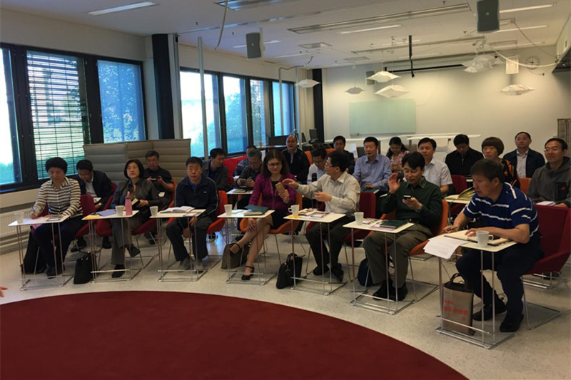  研修团学员就产学研合作、课程设置、绩效管理、管理文化等方面的问题，与Jatta Jussila-Suokas博士和Johanna Vuori 博士进行了互动交流。（李永贤）