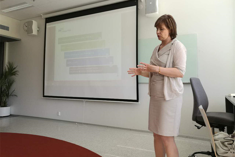 学校首席讲师Johanna Vuori 博士，围绕“应用大学的领导与管理”和“学生实践和就业能力培养”主题作了两场专题报告。在分析应用科学大学特点的基础上，她提出教师的工作需要与学生、同事、管理人员互动；针对教师的个人绩效评估，强调竞争和合作共存。她认为实训是本科阶段不可或缺的内容，学生、大学和雇主三者之间关系非常紧密。学校的课程设置不仅应该满足目前的职场需求，更要满足未来的职场需求，学校需要通过调查、访谈、前瞻性研究等方法了解并预测不断变化的职场需求。