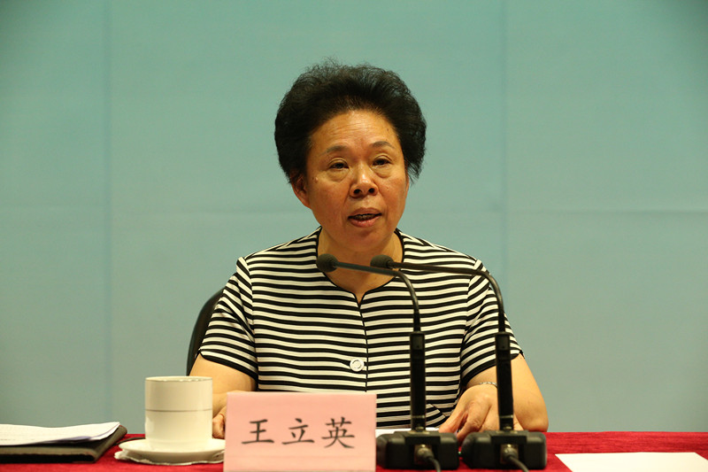 王立英强调，教育系统党员干部要旗帜鲜明坚持党的领导，与中央保持高度一致，提升尊崇党章严守党纪的能力,当好党章党规的坚定执行者和忠实捍卫者；要对自己高标准严要求，在学深悟透上下功夫、在带头守纪上下功夫、在严格执纪上下功夫、在敢于担当上下功夫，将党章党规内化于心、外化于行；要奋发有为、干事创业，进一步增强政治意识、大局意识、核心意识、看齐意识，把全部精力放在教育改革事业上，为推动教育事业深化改革做出自己应有的贡献。