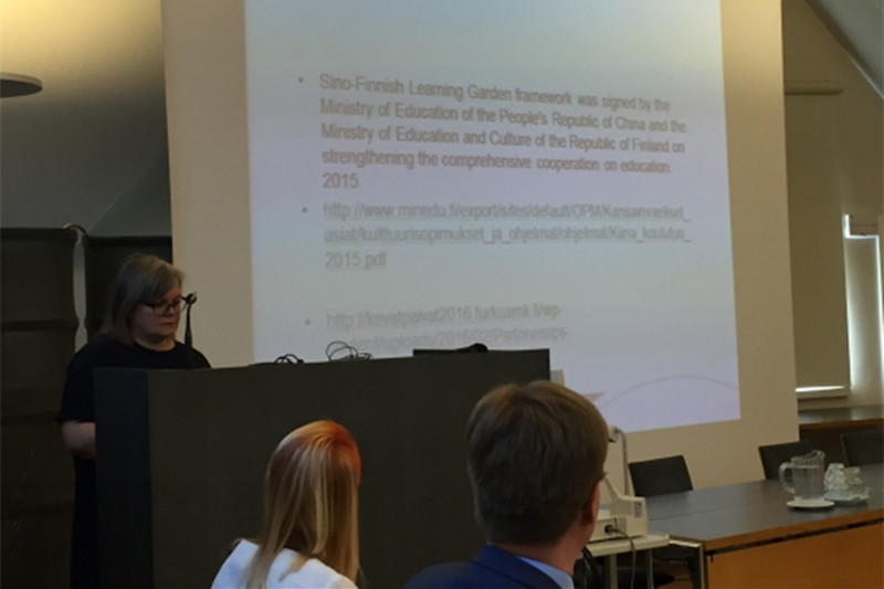 芬兰教育文化部教育参事Birgitta Vuorinen详细介绍了中芬学习花园。中芬学习花园,是中国教育部和芬兰教育文化部于2015年共建的一个政府对话平台,旨在通过共同制定现代化的学习方案培养21世纪教育者的技能,既包括政府层面的合作,也包括学校层面的合作,还可以引进企业公司的合作。 芬兰教育文化部教育参事Birgitta Vuorinen详细介绍了中芬学习花园。中芬学习花园,是中国教育部和芬兰教育文化部于2015年共建的一个政府对话平台,旨在通过共同制定现代化的学习方案培养21世纪教育者的技能,既包括政府层面的合作,也包括学校层面的合作,还可以引进企业公司的合作。