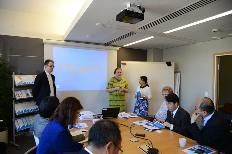 芬兰教育质量评估中心的高级评估师Kati Isoaho介绍了芬兰教育评估中心和芬兰高等教育评估委员会,并以应用科学大学为案例介绍了芬兰高等教育评估的情况。高级评估师Touko Apajalahti系统介绍了教育质量系统审核,包括审核指标、审核材料、审核标准、审核小组、审核结果以及高校对质量审核影响的看法等。 芬兰教育质量评估中心的高级评估师Kati Isoaho介绍了芬兰教育评估中心和芬兰高等教育评估委员会,并以应用科学大学为案例介绍了芬兰高等教育评估的情况。高级评估师Touko Apajalahti系统介绍了教育质量系统审核,包括审核指标、审核材料、审核标准、审核小组、审核结果以及高校对质量审核影响的看法等。