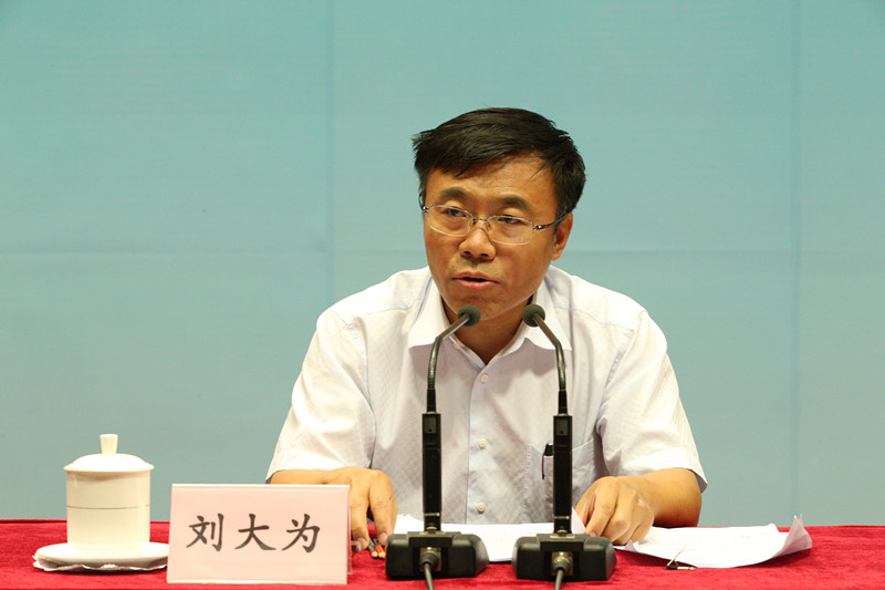 开班式后,刘大为围绕“学习贯彻落实《关于深化人才发展体制机制改革的意见》”主题,为学员做专题报告。他指出,要深入学习领会习近平总书记关于人才发展的新理念和新论断,充分认识高校深化人才发展体制机制的重要意义,进一步明确高校人才体制机制改革的重点任务,全面贯彻落实深化人才发展体制机制的任务。他强调,本期培训班是落实教育部党组关于深化人才发展体制机制工作部署的行动,大家要把会议精神及时部署下去,把人才发展工作抓好、抓实。(李永贤) 开班式后,刘大为围绕“学习贯彻落实《关于深化人才发展体制机制改革的意见》”主题,为学员做专题报告。他指出,要深入学习领会习近平总书记关于人才发展的新理念和新论断,充分认识高校深化人才发展体制机制的重要意义,进一步明确高校人才体制机制改革的重点任务,全面贯彻落实深化人才发展体制机制的任务。他强调,本期培训班是落实教育部党组关于深化人才发展体制机制工作部署的行动,大家要把会议精神及时部署下去,把人才发展工作抓好、抓实。(李永贤)