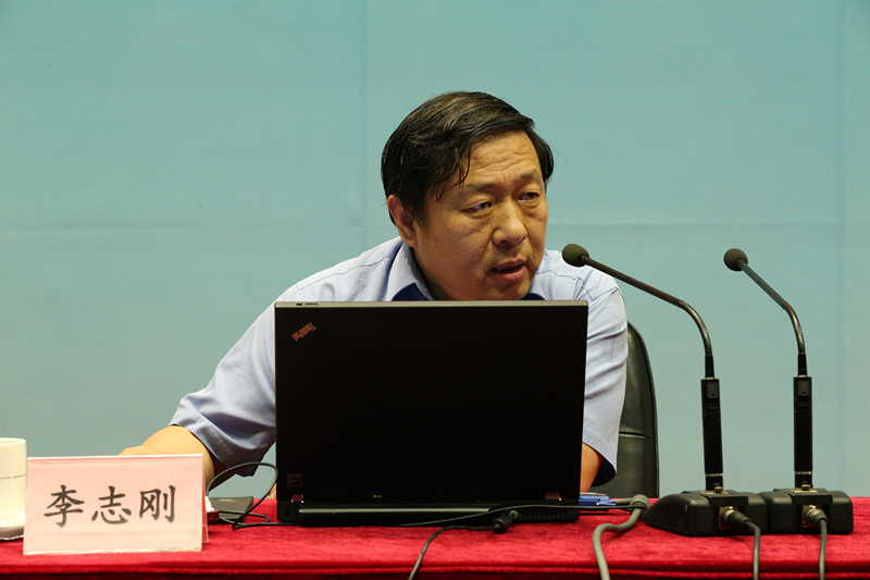 报告中, 李志刚强调了深化人才发展体制机制改革的重大意义,阐述了《关于深化人才发展体制机制改革的意见》的核心内容及创新点,明确了今后深化人才发展体制机制改革的重点任务。大家普遍认为,本次专题报告站位高、立意深,内容丰富,分析深刻,对于高校全民贯彻落实《关于深化人才发展体制机制改革的意见》具有重要的指导意义。(李永贤) 报告中, 李志刚强调了深化人才发展体制机制改革的重大意义,阐述了《关于深化人才发展体制机制改革的意见》的核心内容及创新点,明确了今后深化人才发展体制机制改革的重点任务。大家普遍认为,本次专题报告站位高、立意深,内容丰富,分析深刻,对于高校全民贯彻落实《关于深化人才发展体制机制改革的意见》具有重要的指导意义。(李永贤)