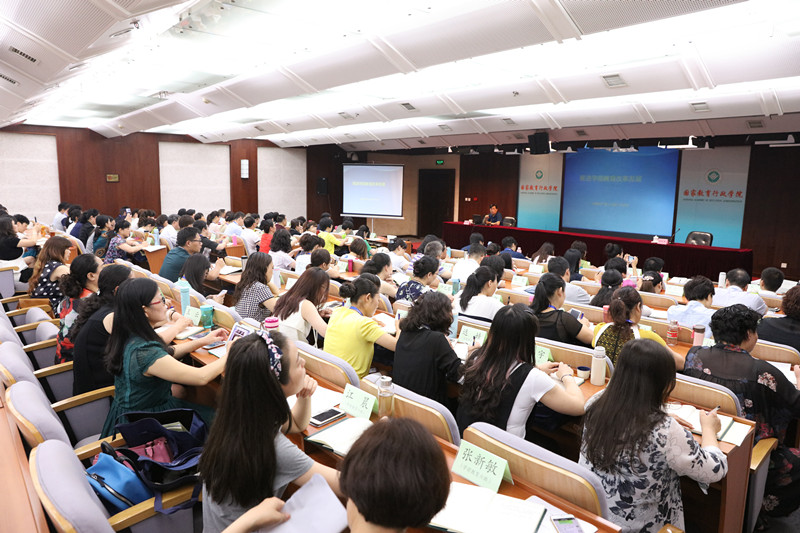 本期培训班旨在深入学习贯彻十八届三中四中五中全会精神和习近平总书记系列重要讲话精神，围绕《国家中长期教育改革和发展规划纲要(2010-2020年)》的战略任务和中央关于大力发展学前教育的有关政策和战略部署，结合学前教育改革发展实际，研讨学前教育发展与改革创新中的重要问题，提升学前教育管理者推动学前教育事业发展的能力。来自全国30个省、自治区、直辖市及新疆生产建设兵团的105名学前教育管理干部，将进行为期9天的研修学习。（胡锐军）