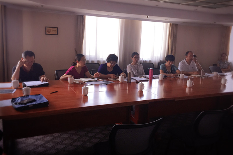 三位专家在教师说课试讲之后进行了点评，教研部教师进行了互评。李文长指出，此次教研活动非常有意义，教研是教研部的内在属性，教研部一定要多开展教研活动。他建议，一是选题要好，小班教学是大班课程的拓展、补充和升华，要使学员充分参与到教学中来从而提高我们的培训质量；二是确定课程目标，没有目标就没有中心，只有围绕课程目标才有课程体系；三是围绕课程目标，确定核心重点内容，授课对象不同，授课内容也不相同。另外两位专家也都就每位教师的小班教学内容和形式给出了意见和建议，尤其强调要明确课程目标和注重学员参与，发挥课程的引导和启发作用。说课教师听取点评与互评之后，对小班教学的选题策略、课程设计和授课方式有了更深刻的认识。通过本次教研活动，每位教师都收获颇丰，感受到这次活动非常有意义。(教育行政教研部)