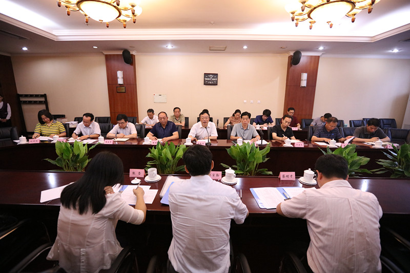 学院党委书记、常务副院长马俊杰向督导组汇报了学院“两学一做”开展情况,他分别从学院学习教育基本情况、学习成效、特色特点等方面做了详细汇报。学院领导班子高度重视“两学一做”学习教育,认真谋划、积极落实,以学院基层党支部为核心,结合学院干部培训主业,通过落实“一岗双责”和“党政同责”,开展了一系列卓有成效的工作,切实做到了学习教育全覆盖、无死角,党建业务两不误、双促进,真正把“两学一做”学习教育融入到了学院事业发展当中;党员的理想信念和“四个意识”进一步增强,党员的党章意识和纪律意识进一步增强,党支部的战斗力和凝聚力进一步增强。 学院党委书记、常务副院长马俊杰向督导组汇报了学院“两学一做”开展情况,他分别从学院学习教育基本情况、学习成效、特色特点等方面做了详细汇报。学院领导班子高度重视“两学一做”学习教育,认真谋划、积极落实,以学院基层党支部为核心,结合学院干部培训主业,通过落实“一岗双责”和“党政同责”,开展了一系列卓有成效的工作,切实做到了学习教育全覆盖、无死角,党建业务两不误、双促进,真正把“两学一做”学习教育融入到了学院事业发展当中;党员的理想信念和“四个意识”进一步增强,党员的党章意识和纪律意识进一步增强,党支部的战斗力和凝聚力进一步增强。