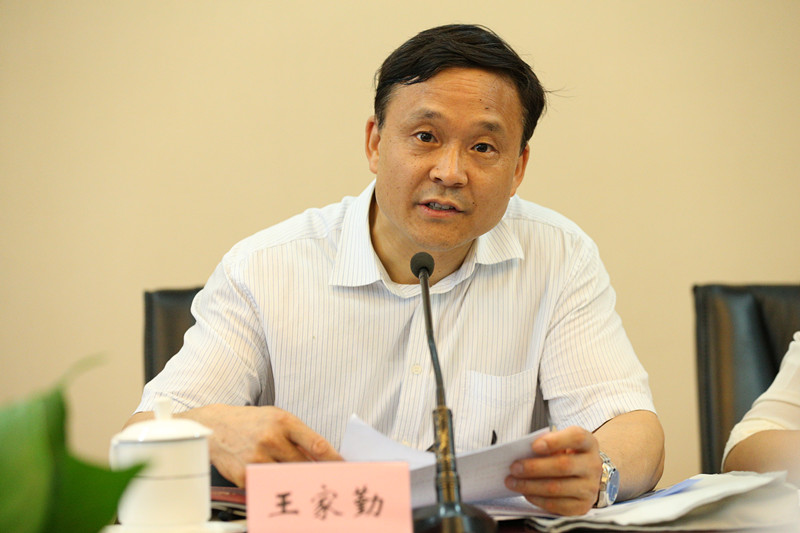 王家勤对学院“两学一做”学习教育工作给予了高度肯定。他指出,国家教育行政学院党建工作底子好、基础牢、资源丰富,学院党委领导班子高度重视“两学一做”学习教育,做到了设计合理、推进有序、落实得力,有关工作特色鲜明、亮点突出,特别是将“两学一做”内容及时融入干部培训设计,并在相关班级开展学习教育,效果很好。他希望学院总结研究,发掘特色亮点,做好经验总结,继续深入做好“两学一做”后续工作。学院党委副书记、纪委书记温晓阳,党支部书记、党务干部和教师代表以及普通党员代表参加了座谈会。(谌陟) 王家勤对学院“两学一做”学习教育工作给予了高度肯定。他指出,国家教育行政学院党建工作底子好、基础牢、资源丰富,学院党委领导班子高度重视“两学一做”学习教育,做到了设计合理、推进有序、落实得力,有关工作特色鲜明、亮点突出,特别是将“两学一做”内容及时融入干部培训设计,并在相关班级开展学习教育,效果很好。他希望学院总结研究,发掘特色亮点,做好经验总结,继续深入做好“两学一做”后续工作。学院党委副书记、纪委书记温晓阳,党支部书记、党务干部和教师代表以及普通党员代表参加了座谈会。(谌陟)