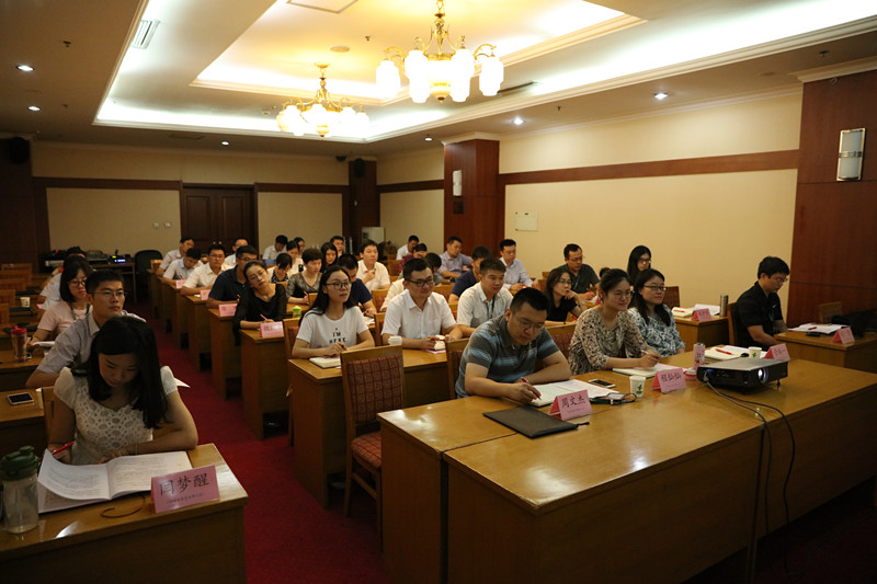 本期培训班共有37位初任公务员接受为期4天的培训，分别来自教育部办公厅、政法司、规划司等18个职能司局。学院今年新入职的3名工作人员也一并参加学习培训。（曹飞）