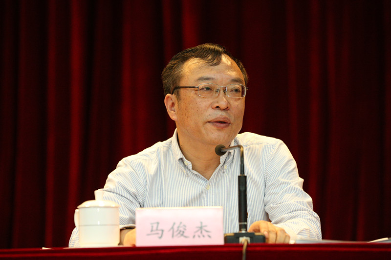 学院党委书记、常务副院长马俊杰主持开学典礼。第52期高校领导干部进修班、第49期高校中青年年干部培训班、第40期全国地市教育局长研修班、第44期全国省地督学培训班、2016年省级教育部门领导干部进修班、2016年教育部机关初任公务员培训班和第13期浙江高校中青年干部培训班学员共计525人参加开学典礼。学院领导班子成员、中层干部和全体教师参加了开学典礼并聆听了陈宝生部长的报告。 学院党委书记、常务副院长马俊杰主持开学典礼。第52期高校领导干部进修班、第49期高校中青年年干部培训班、第40期全国地市教育局长研修班、第44期全国省地督学培训班、2016年省级教育部门领导干部进修班、2016年教育部机关初任公务员培训班和第13期浙江高校中青年干部培训班学员共计525人参加开学典礼。学院领导班子成员、中层干部和全体教师参加了开学典礼并聆听了陈宝生部长的报告。