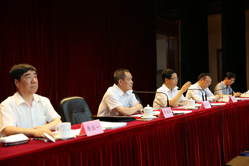 陈宝生强调,要把“七一”讲话的学习与推进教育现代化紧密结合起来,深刻认识推进我国教育现代化面临的机遇与挑战,继续提高质量,促进公平,优化结构,在新的历史起点上把中国教育推向新的发展阶段,为实现“两个百年”奋斗目标和中华民族伟大复兴“中国梦”提供坚强有力的智力支撑和人才保证。 陈宝生强调,要把“七一”讲话的学习与推进教育现代化紧密结合起来,深刻认识推进我国教育现代化面临的机遇与挑战,继续提高质量,促进公平,优化结构,在新的历史起点上把中国教育推向新的发展阶段,为实现“两个百年”奋斗目标和中华民族伟大复兴“中国梦”提供坚强有力的智力支撑和人才保证。