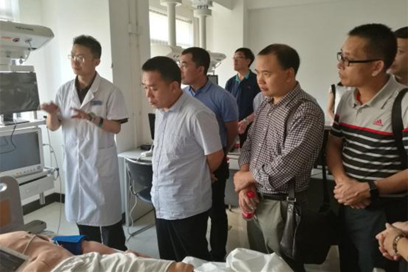 培训班学员、北京中医药大学第三临床医学院院长刘金民教授系统介绍了医学实训教育的体系和环境，并带领学员现场考察了东方医院的急诊科、ICU病房以及中草药房。随后学员观摩了东方医院的医学实训中心。