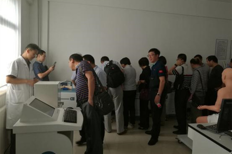 通过考察调研，学员实地体验了北京中医药大学先进的实训教学体系，分享、交流了教学和管理新经验，融炼了团队精神。学员们表示，在今后的培训学习中将更好地把理论与实践结合，加强团队协作，顺利完成各项学习任务。（五班供稿）