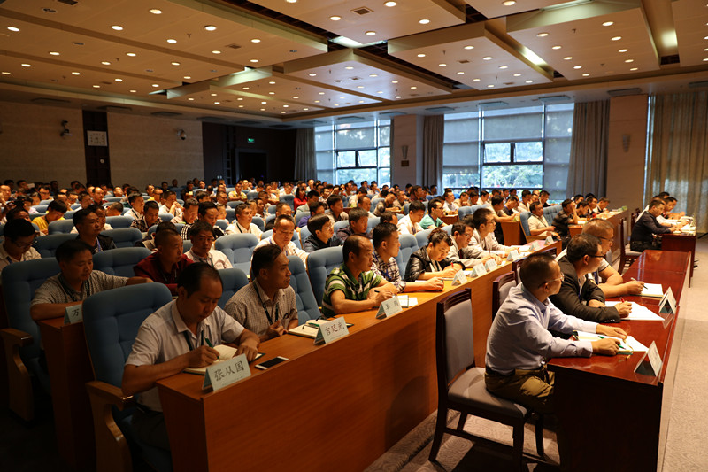 来自云南、贵州、海南的96位小学校长，97名中学校长参加此次培训。学员将通过专题报告、校长讲坛、分班研讨、小班教学、专题论坛、现场教学、爱国主义教育等形式开展为期12天的研修。（高政）