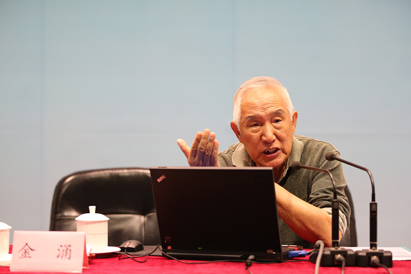金涌院士指出，科技创新能力是未来国际竞争的主要体现。一流的技术是模仿不来的，只有靠自主创新，才是唯一的科学发展模式。工程教育要培养学生的创新思维、想象力和思辨力。创新不仅仅是科学家、工程师的事情，也离不开能工巧匠。金涌院士引用了大量科学事例，诸如，隧道二极管的发明、DNA（脱氧核糖核酸）双螺旋结构的发现、青霉素的发明、细胞癌基因的研究等，通过这些故事生动地阐述了创新思维能力对科学研究的重要意义。（余海波）