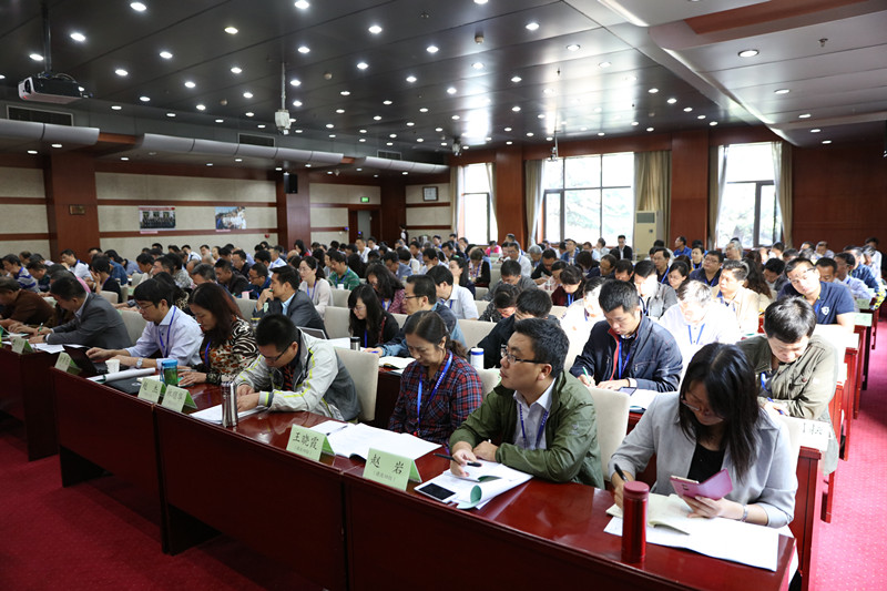 本期培训班共有182名学员,来自各省(区、市)教育厅(教委)及新疆生产建设兵团教育局基础教育处室、省级教育科学研究院和教育考试院等部门和单位。学员将以育人模式改革为核心,围绕高中课程标准修订、高考与中考改革、中小学课程实施监测等内容进行为期五天的研修学习。(文稿:张虹 编辑:张林东) 本期培训班共有182名学员,来自各省(区、市)教育厅(教委)及新疆生产建设兵团教育局基础教育处室、省级教育科学研究院和教育考试院等部门和单位。学员将以育人模式改革为核心,围绕高中课程标准修订、高考与中考改革、中小学课程实施监测等内容进行为期五天的研修学习。(文稿:张虹 编辑:张林东)