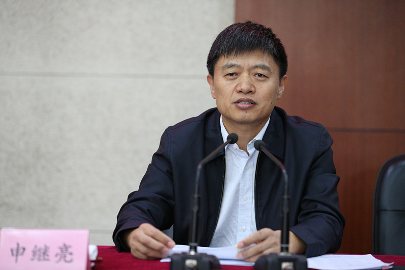 申继亮详细介绍了深化育人模式改革的背景、工作部署、实施路线与重大意义。他强调,党的十八大报告明确提出把“立德树人”作为教育的根本任务,就基础教育而言,关键是要促进内涵发展,内涵发展的关键是质量提升,而质量提升的关键是育人模式改革。教育部将以高中课程与教材修订、高考与中考改革整体设计、加强综合实践课实现全面育人、优秀教学成果推广应用、高考与中考综合改革试点等工作为关键抓手,进一步深化育人模式改革,全面贯彻落实立德树人根本任务。申继亮要求,各地要建立课程监测反馈机制,了解改革状况,探索改革策略;要建立起多部门联动机制,形成育人模式改革合力。 申继亮详细介绍了深化育人模式改革的背景、工作部署、实施路线与重大意义。他强调,党的十八大报告明确提出把“立德树人”作为教育的根本任务,就基础教育而言,关键是要促进内涵发展,内涵发展的关键是质量提升,而质量提升的关键是育人模式改革。教育部将以高中课程与教材修订、高考与中考改革整体设计、加强综合实践课实现全面育人、优秀教学成果推广应用、高考与中考综合改革试点等工作为关键抓手,进一步深化育人模式改革,全面贯彻落实立德树人根本任务。申继亮要求,各地要建立课程监测反馈机制,了解改革状况,探索改革策略;要建立起多部门联动机制,形成育人模式改革合力。