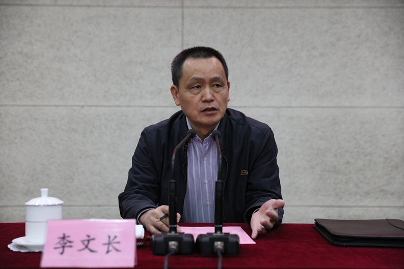 李文长介绍了本期培训班举办的背景、性质、任务。他指出，县市教育局长班举办十六年来，对教育局长综合素养全面提升、对全国基础教育改革发展发挥了非常重要的推动作用，这一项目也是教育部党组分析形势、布置工作、落实任务的重要平台。他强调，培训项目计划在制定中随着教育改革发展的形势要求不断修改、完善和提升，并重点体现三方面的理念：一是围绕中心、服务大局。即围绕党中央及教育部党组的中心工作，服务于中国特色社会主义事业、教育整体事业发展的大局；二是立足需求、切合实际。既要立足干训的组织需求，也要关注、立足来自全国各地不同参训者的需求，努力做到与教育改革发展工作的实际相切合，使培训具有针对性与实效性；三是强调理论与实践的紧密结合，努力做到理论政策学习、改革实践研讨和重大决策咨询等几项干训基本功能的有机统一。