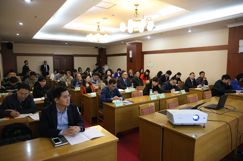 开班式后，吕杰以“关于教育部驻外干部工作的几个问题”为题为本期44位驻外后备干部作了首场专题报告。（薛珊）