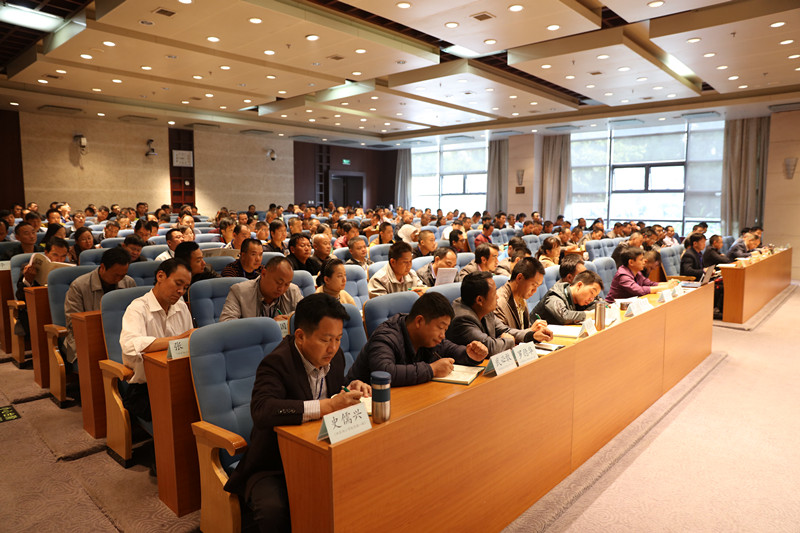 来自云南、贵州、海南等三个省的95位小学校长、96名中学校长参加此次培训。学员将通过专题报告、校长讲坛、分班研讨、小班教学、专题论坛、现场教学、爱国主义教育等形式开展为期12天的研修。（高政）