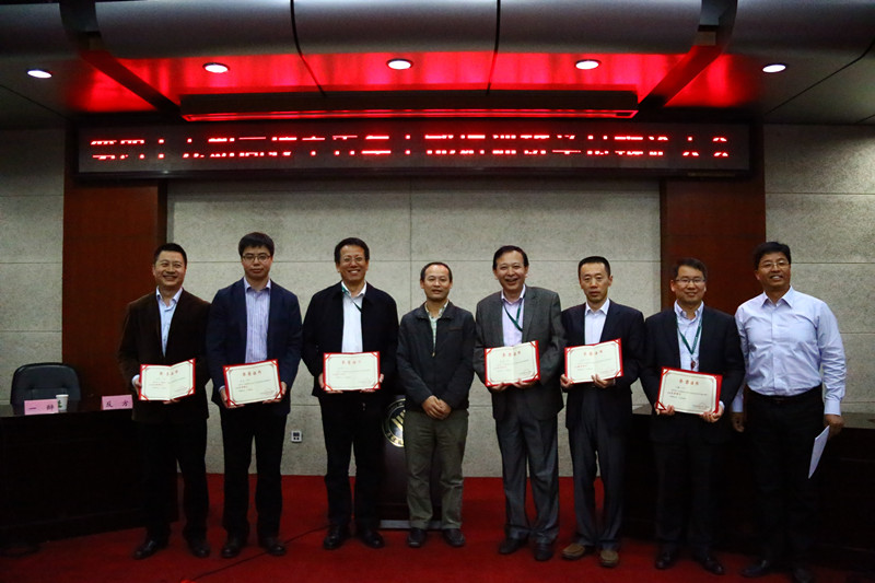 在辩论过程中，正反双方引经据典，旁征博引，灵活的思维和缜密的逻辑推理，赢得场下阵阵掌声。辩论结束后，华东师范大学社会发展学院党委书记文军作了精彩点评，高度肯定了主持人和正反双方辩手的精彩表现，强调通过辩论赛这种形式，丰富了同学们对通识教育与专业教育的思想和认识。最后，总班主任胡锐军老师给获奖选手颁发了荣誉证书。（第四十九期中青三班 陈铁步）