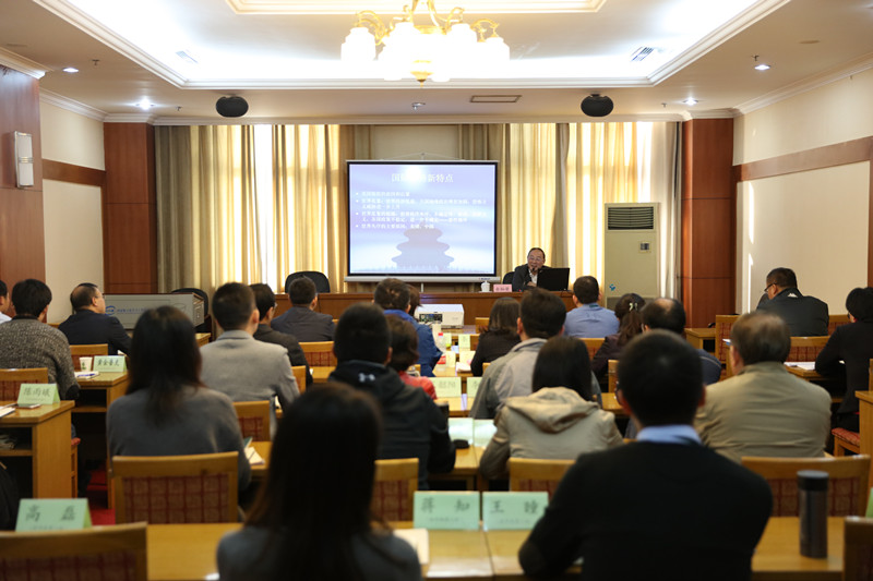 10月10日，中国人民大学国际关系学院金灿荣教授来院为第27期教育部驻外后备干部岗前培训班学员做题为“当前国际形势与我国外交战略”的专题报告。