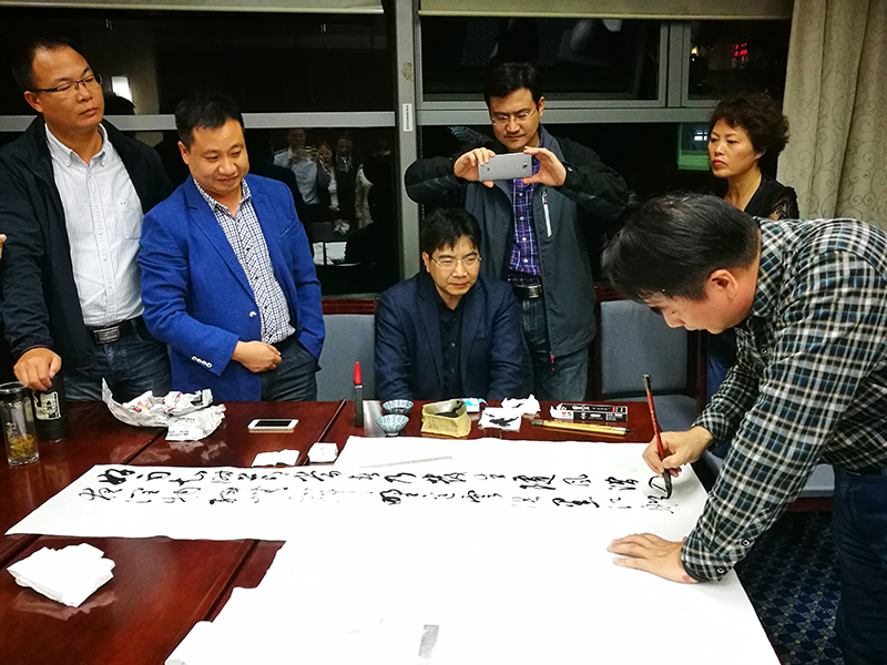 伴着古典音乐,蔡教授现场挥毫泼墨、演示书法,将气氛推向高潮。学员们普遍认为此次沙龙提升和加强了他们对传承中国文化、发扬书法艺术、用心铸就人生的认识和感悟。浙江高校中青年干部培训全体学员和来自其他培训班的近60名学员参加了沙龙。(供稿:浙江高校中青班学员 盛兰芳) 伴着古典音乐,蔡教授现场挥毫泼墨、演示书法,将气氛推向高潮。学员们普遍认为此次沙龙提升和加强了他们对传承中国文化、发扬书法艺术、用心铸就人生的认识和感悟。浙江高校中青年干部培训全体学员和来自其他培训班的近60名学员参加了沙龙。(供稿:浙江高校中青班学员 盛兰芳)