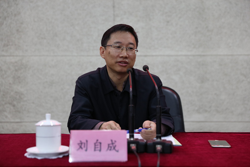 刘自成从治国理政的新理念、新思路、新战略，经济社会发展新要求以及教育事业自身发展新需求等三个方面，向学员介绍了教育综合改革的总目标、总方略、总方针、总导向和总路径。他强调，“立德树人、促进公平、提高质量、激发活力、强化保障”是教育综合改革的总任务。