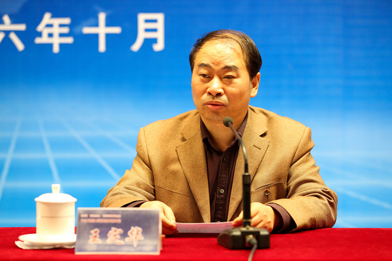 王定华强调，高等教育从外延式到内涵式发展，需要了解西方发达国家的高等教育改革的前进方向和发展主流。他建议国外研修，一要对该国大学情况进行聆听；二要对现代大学功能进行观察；三要对世界大学动向进行切磋；四要对我们大学教育改革进行思考。