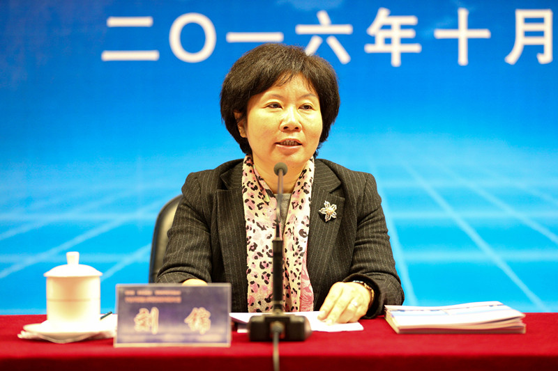 刘锦以“《关于做好新时期教育对外开放工作的若干意见》解读”为题做开班报告，并介绍了海外研修计划项目源起、意义和成效。她指出，该项目是由教育部、李兆基基金及香港培华教育基金会共同举办的，旨在提供机会和平台，帮助更多中西部大学校长走出国门开阔视野，吸收和借鉴发达国家教育经验和理念，促进中西部大学办学水平不断提升。她希望大家严格遵守纪律和要求，自觉维护好中国大学校长的形象；珍惜难得的学习机会，尽快转变角色，积极学习；做好宣传，积极实践，探索改革新举措。