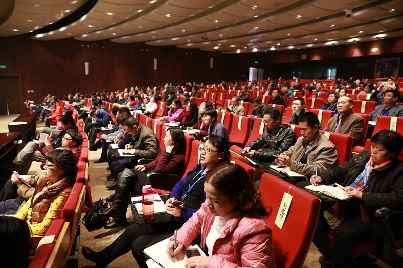 来自全国高校研究生思政课骨干教师和全国省属高校、军队院校思政课教学科研机构负责人等近200名学员聆听了报告。(曹飞) 来自全国高校研究生思政课骨干教师和全国省属高校、军队院校思政课教学科研机构负责人等近200名学员聆听了报告。(曹飞)
