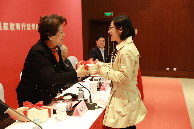 《陈至立教育文集》共三卷，收录了至立同志1997年至2008年担任国家教育委员会党组书记、副主任，教育部部长（1998年至2003年兼任国家教育行政学院院长），国务委员期间关于教育工作的180余篇讲话和文章，回顾了我国教育事业于世纪之交的不平凡历程。文集由高等教育出版社、人民教育出版社共同出版。（教育管理杂志社）