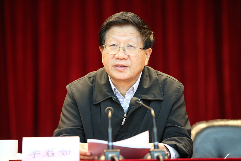 李君如以“全面从严治党的里程碑”为题,从十八届六中全会的重大意义、主要内容、主要成果等问题入手,对如何学习和理解党的十八届六中全会精神进行了讲解。李君如指出,全会强调,党内要加强“四个意识”,即政治意识、大局意识、核心意识和看齐意识,尤其是核心意识和看齐意识。这次全会正式提出“以习近平同志为核心的党中央”,党的十八大以来的实践充分证明,习近平总书记作为党中央的核心、全党的核心,是众望所归、实至名归,是党心所向、民心所向;明确习近平总书记的核心地位,反映了全党的共同意志,反映了全党全军全国各族人民的共同心愿。 李君如以“全面从严治党的里程碑”为题,从十八届六中全会的重大意义、主要内容、主要成果等问题入手,对如何学习和理解党的十八届六中全会精神进行了讲解。李君如指出,全会强调,党内要加强“四个意识”,即政治意识、大局意识、核心意识和看齐意识,尤其是核心意识和看齐意识。这次全会正式提出“以习近平同志为核心的党中央”,党的十八大以来的实践充分证明,习近平总书记作为党中央的核心、全党的核心,是众望所归、实至名归,是党心所向、民心所向;明确习近平总书记的核心地位,反映了全党的共同意志,反映了全党全军全国各族人民的共同心愿。