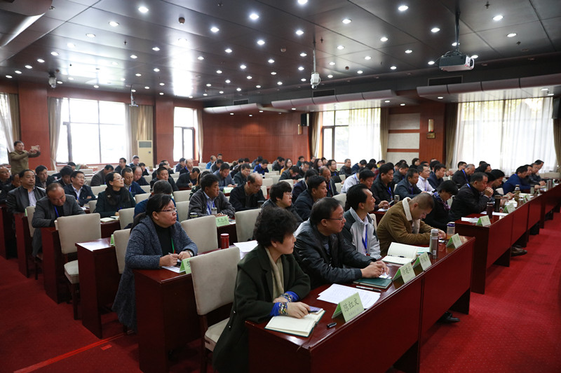 本次培训,在深化基础教育改革方面,主要以课程改革为主线,邀请教育部有关领导和专家,就高中课程标准修订、核心素养培养、学校课程建设、高考制度改革等方面进行了政策讲解,使学员们在了解我国基础教育的政策走向,把握未来发展趋势方面有了更加清晰的认识,办学方向更加明确;在改革创新学校管理,提升学校办学水平方面,邀请了数位一线的校长专家,就优化学校管理、学校文化建设,育人模式改革创新、信息技术与学校教育教学深度融合等方面,介绍了各自的经验与探索,为学员们提升学校治校理念和办学水平提供了启示。(于鲁文) 本次培训,在深化基础教育改革方面,主要以课程改革为主线,邀请教育部有关领导和专家,就高中课程标准修订、核心素养培养、学校课程建设、高考制度改革等方面进行了政策讲解,使学员们在了解我国基础教育的政策走向,把握未来发展趋势方面有了更加清晰的认识,办学方向更加明确;在改革创新学校管理,提升学校办学水平方面,邀请了数位一线的校长专家,就优化学校管理、学校文化建设,育人模式改革创新、信息技术与学校教育教学深度融合等方面,介绍了各自的经验与探索,为学员们提升学校治校理念和办学水平提供了启示。(于鲁文)