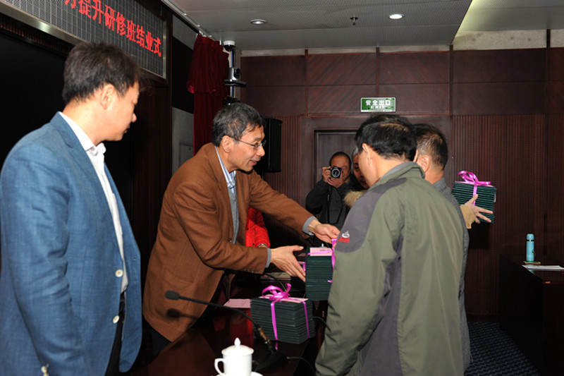 本期培训班副班长、四川省成都市田家炳中学副校长张国云代表全体学员做学习总结。学员们普遍认为,本期培训学院高度重视,班主任认真负责,教学计划切合需求,教学形式灵活多样,是一次高规格、高水平的培训。通过培训,大家一方面学习了新知识,更新了教育理念,提升了理论素养和政策水平;另一方面掌握了新方法,增强了改进学校办学质量的能力。大家纷纷表示,回校后要把学习成果运用到学校管理和教育教学工作之中,争做有教育理念和教育情怀的校长,努力办人民满意的教育。(杨中超) 本期培训班副班长、四川省成都市田家炳中学副校长张国云代表全体学员做学习总结。学员们普遍认为,本期培训学院高度重视,班主任认真负责,教学计划切合需求,教学形式灵活多样,是一次高规格、高水平的培训。通过培训,大家一方面学习了新知识,更新了教育理念,提升了理论素养和政策水平;另一方面掌握了新方法,增强了改进学校办学质量的能力。大家纷纷表示,回校后要把学习成果运用到学校管理和教育教学工作之中,争做有教育理念和教育情怀的校长,努力办人民满意的教育。(杨中超)