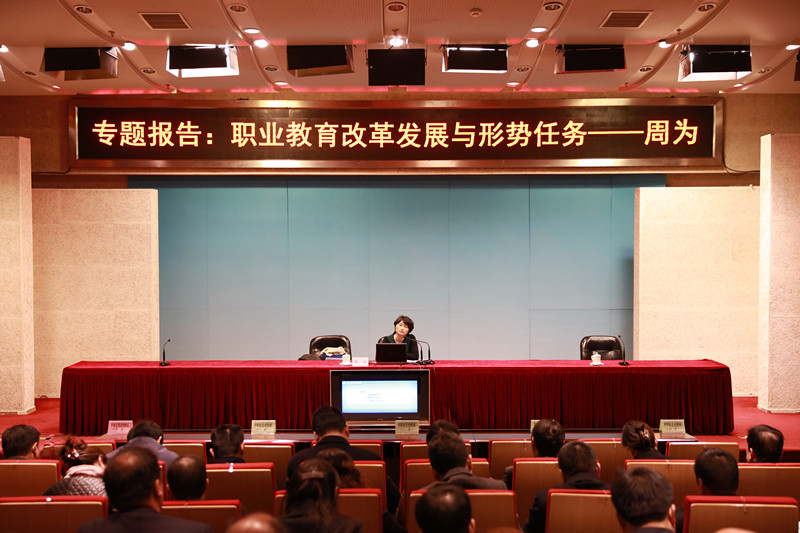 开班式后，教育部职业教育与成人教育司副巡视员周为以“加快发展现代职业教育，为夺取全面建成小康社会决胜提供人才支撑”为题为全体学员做开班报告。来自全国31个省、自治区、直辖市及新疆生产建设兵团的81名职业教育行政管理干部和155名中等职业学校校长将在学院进行为期两周的研修学习。（郭静）