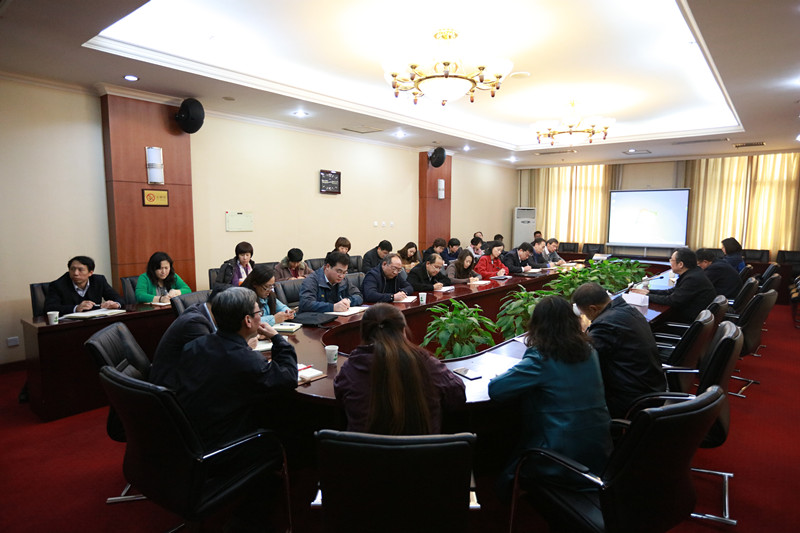 会上,中心组成员集中收看了由中宣部理论组联合中央电视台制作的警示片《西方民主怎么了》、《西方新闻自由只是传说》。
学院领导及全体中层干部参加了学习。(学院办公室) 会上,中心组成员集中收看了由中宣部理论组联合中央电视台制作的警示片《西方民主怎么了》、《西方新闻自由只是传说》。
学院领导及全体中层干部参加了学习。(学院办公室)