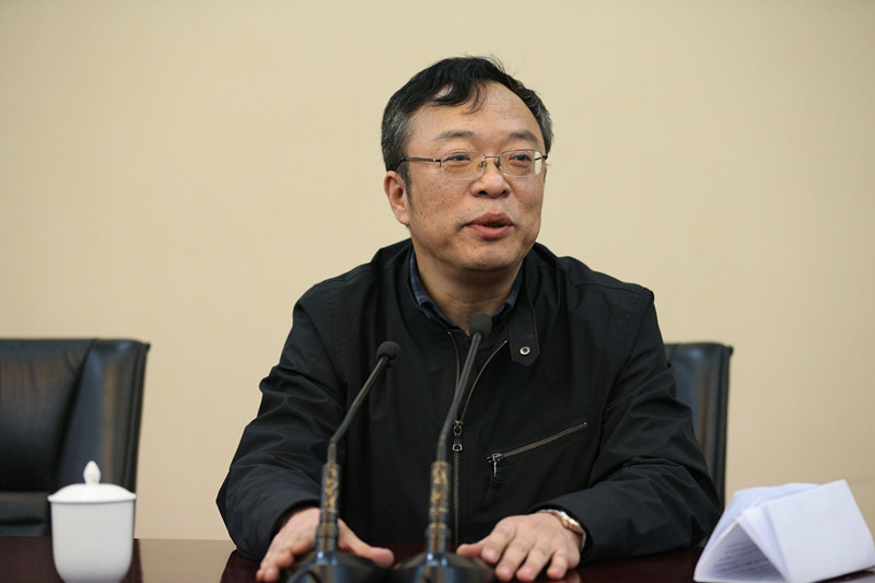 马俊杰对学院“两学一做”第四专题学习教育作了动员和部署。他要求,学院各支部(总支)要以“讲奉献、有作为”为主题,认真开展好规定内容的学习,此外还要重点学习十八届六中全会精神、习近平总书记在纪念红军长征胜利80周年大会上的重要讲话精神、陈宝生同志在部党组“两学一做”学习教育第2次集中学习研讨会上的讲话精神和《中共中央关于加强和改进新形势下党校工作的意见》等内容。他强调,各支部(总支)要在认真组织学习的基础上,开展好集中学习研讨活动。马俊杰还向与会同志传达了教育部直属机关党委转发的《中央国家机关纪工委关于六起落实全面从严治党不利受到责任追究的案例的通报》,结合通报案例对学院党员干部提出严格要求。 马俊杰对学院“两学一做”第四专题学习教育作了动员和部署。他要求,学院各支部(总支)要以“讲奉献、有作为”为主题,认真开展好规定内容的学习,此外还要重点学习十八届六中全会精神、习近平总书记在纪念红军长征胜利80周年大会上的重要讲话精神、陈宝生同志在部党组“两学一做”学习教育第2次集中学习研讨会上的讲话精神和《中共中央关于加强和改进新形势下党校工作的意见》等内容。他强调,各支部(总支)要在认真组织学习的基础上,开展好集中学习研讨活动。马俊杰还向与会同志传达了教育部直属机关党委转发的《中央国家机关纪工委关于六起落实全面从严治党不利受到责任追究的案例的通报》,结合通报案例对学院党员干部提出严格要求。