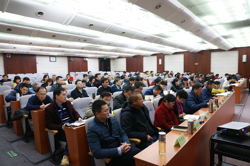 来自全国高校的文科科研部门、人文社科重点研究基地的负责人，以及相关院系负责人和骨干教师共计100余人参加本期研修班。（高艳青）