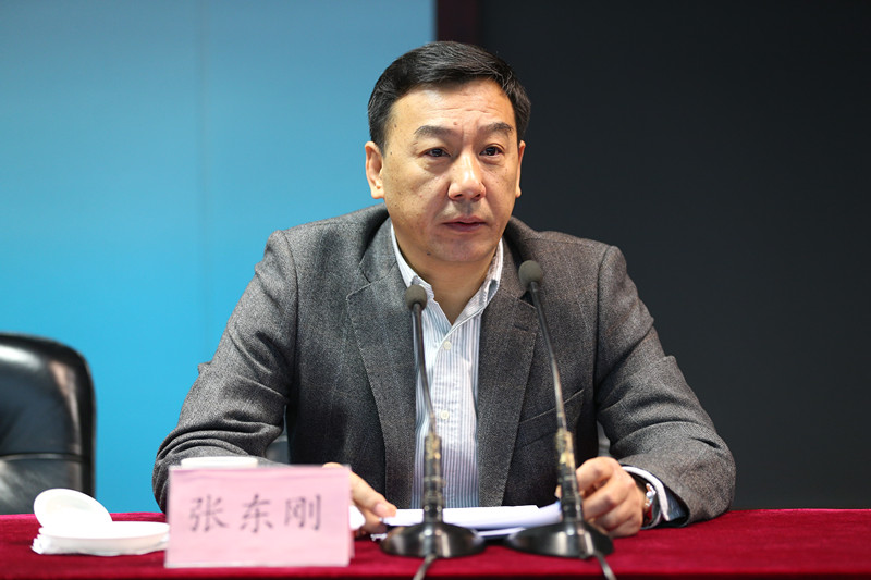 张东刚紧密联系习近平总书记关于加强智库建设的批示精神，对中央《关于加强中国特色新型智库建设的意见》精神和教育部《中国特色新型高校智库建设推进计划》精神进行了深刻解读。他还结合高校实际，围绕“为谁建”、“建什么样”、“怎样建”三方面问题，就中国特色新型智库的内涵和建设路径进行了重点阐释。